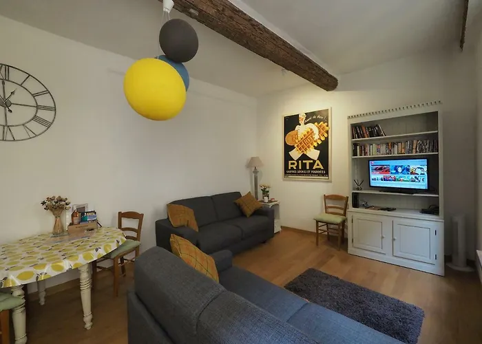 2 Bedroom Old Town Centre نيس